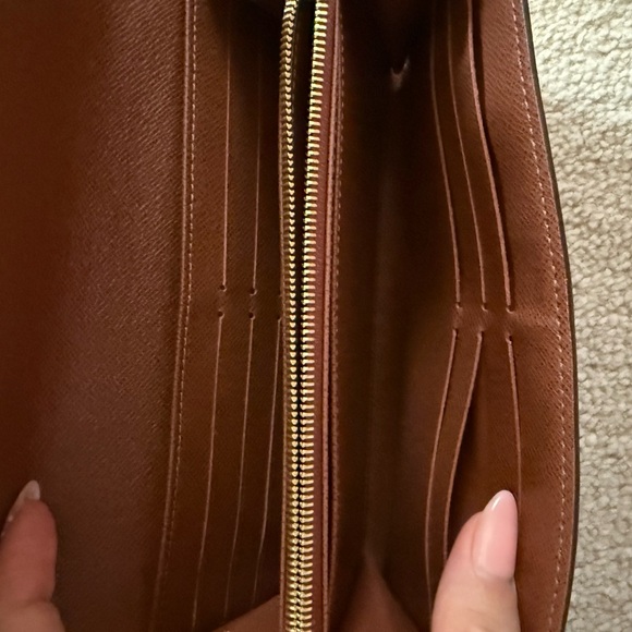 Louis Vuitton Sarah Wallet - Picture 3 of 9